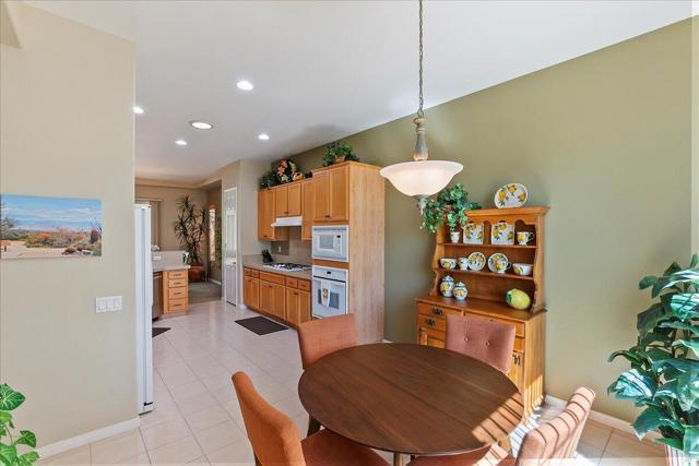 43539 Corte Del Oro, La Quinta CA: https://media.crmls.org/mediaz/dd6d843c-2be0-49cb-82d1-1164d45df8f7.jpg