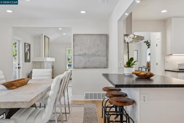 241 E Creek Dr, Menlo Park CA: https://media.crmls.org/mediaz/dd6da306-68b7-4517-a395-f148b82a19de.jpg