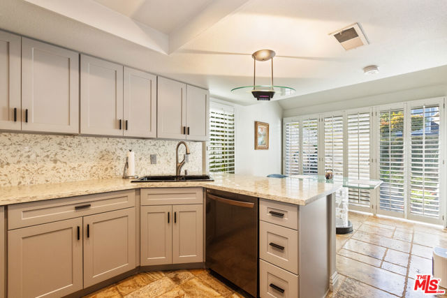 13082 Mindanao Way, Marina del Rey CA: https://media.crmls.org/mediaz/dd6df74e-4389-417d-bcbd-ee293f873867.jpg