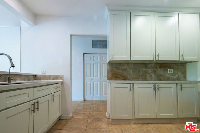 458 N Oakhurst, Beverly Hills CA: https://media.crmls.org/mediaz/dd6e265f-4cd6-435c-be76-0a9de4130826.jpg