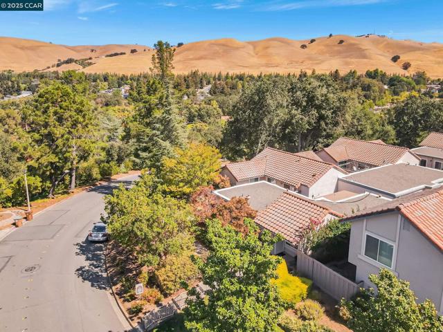 4 Mt Wilson Way, Clayton CA: https://media.crmls.org/mediaz/dd6e364f-fb09-4f10-9cf9-a639816a96d1.jpg