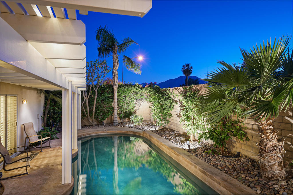 https://media.crmls.org/mediaz/dd6e4428-f662-408c-a2bd-31c5c9d4dc48.jpg?preset=X-Large