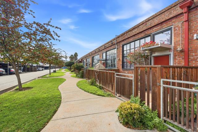 1501 37th Avenue, Oakland CA: https://media.crmls.org/mediaz/dd6e4b59-06c3-4093-a317-07996ea5fd6c.jpg