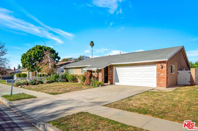 2425 Dusan Street, Simi Valley CA: https://media.crmls.org/mediaz/dd6ed8d9-89f6-4e8b-aad9-4e92feae3bcc.jpg