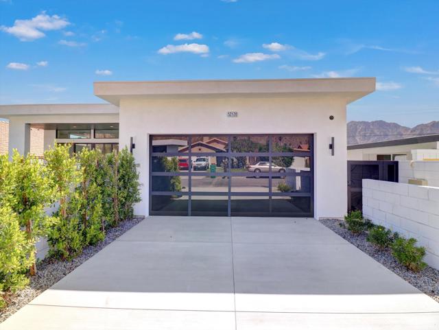 52120 Avenida Alvarado, La Quinta CA: https://media.crmls.org/mediaz/dd6fbea5-c233-4e95-a982-d4bc129b19b2.jpg