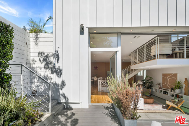 338 Rennie Avenue, A photo 4