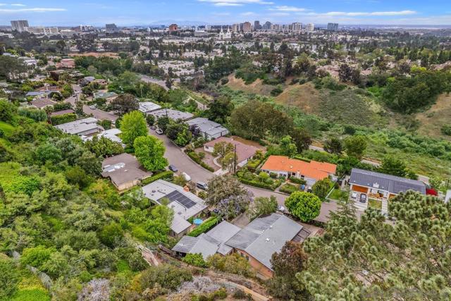 8402 Sugarman Dr, La Jolla CA: https://media.crmls.org/mediaz/dd712c02-9628-4c78-ab0b-30d05016f3e5.jpg