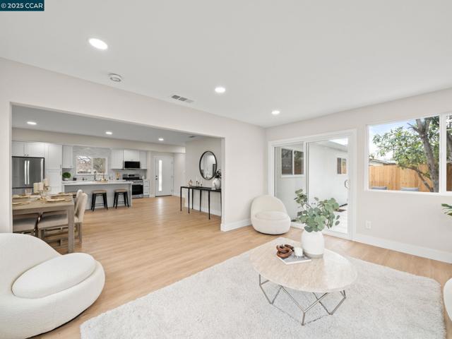 4285 Carter Ct, Concord CA: https://media.crmls.org/mediaz/dd72bf65-b0f5-49ce-8428-d1a2c1f905bf.jpg