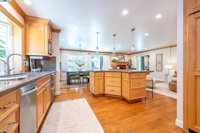 32760 Orick St, Union City CA: https://media.crmls.org/mediaz/dd74e32d-aa82-4b03-b350-c92a002074de.jpg