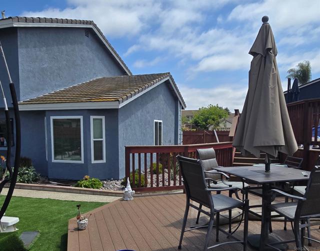 1552 Merlot Ct, Vista CA: https://media.crmls.org/mediaz/dd74e4ee-8589-4428-8db2-94f4933a40ac.jpg