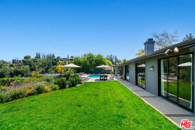 17237 Quesan Place, Encino CA: https://media.crmls.org/mediaz/dd7599c7-cb08-4e99-a366-b03545c2ce38.jpg
