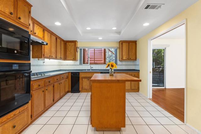 Detail Gallery Image 16 of 59 For 28444 Fallen Tree Ln, Escondido,  CA 92026 - 3 Beds | 2/1 Baths