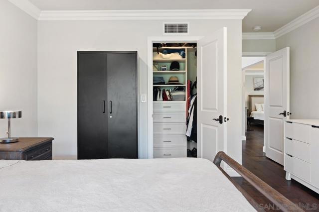 8874 La Jolla Scenic Dr N, La Jolla CA: https://media.crmls.org/mediaz/dd771e4a-b2a7-408a-8981-96fe3917ee2c.jpg