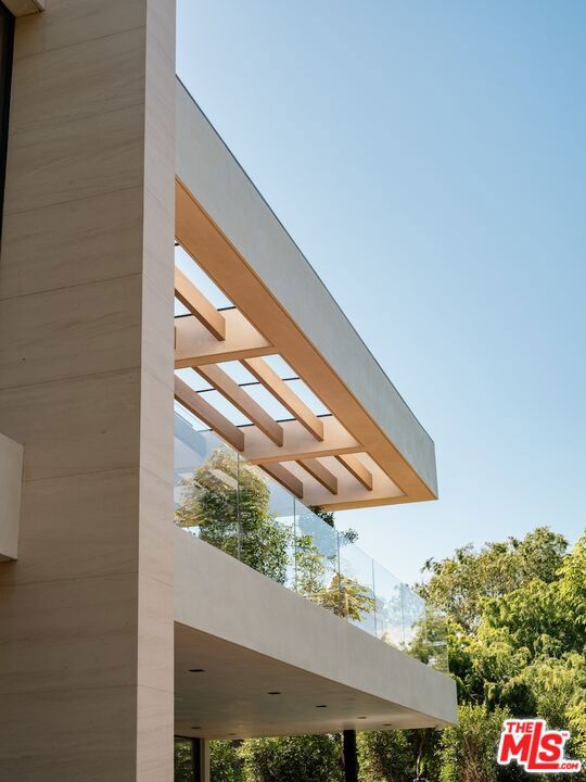 3748 Berry Drive, Studio City CA: https://media.crmls.org/mediaz/dd77b06f-ea7e-4790-a0a9-4f7cdb6dfeec.jpg