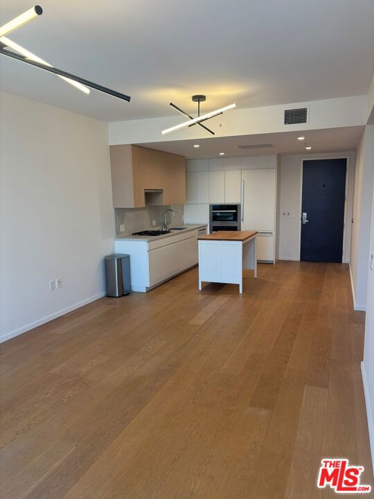 877 Francisco Street, Los Angeles CA: https://media.crmls.org/mediaz/dd77b099-8ca3-42b0-a059-ffd569d6b346.jpg