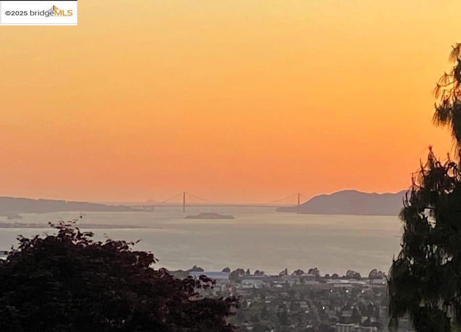 https://media.crmls.org/mediaz/dd793a2f-e76f-4150-9524-d80e1790b81e.jpg?preset=X-Large