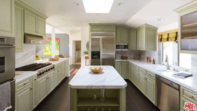 16303 Mandalay Drive, Encino CA: https://media.crmls.org/mediaz/dd7a4a33-f36a-4fba-a1e1-5d1b1e54a307.jpg