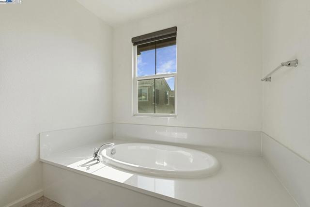 1025 S Fowler Ln, Mountain House CA: https://media.crmls.org/mediaz/dd7abf19-4687-45d4-ba8e-9ab290a0a9c8.jpg