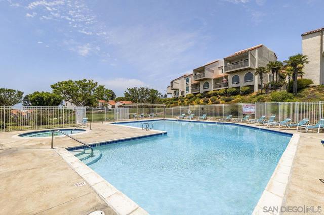 902 Caminito Madrigal, Carlsbad CA: https://media.crmls.org/mediaz/dd7b3ddf-c8b9-45ba-9ae5-fe298ccfdc49.jpg