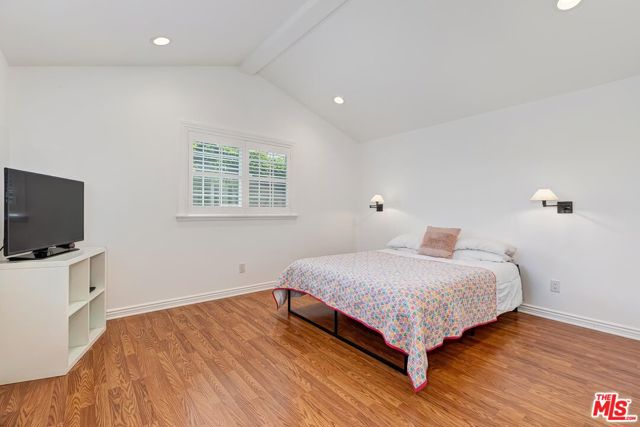 3504 Redwood Avenue, Los Angeles CA: https://media.crmls.org/mediaz/dd7b7509-482e-43ce-8ead-1f018201cc67.jpg