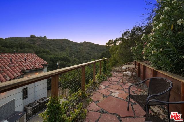 3418 Dorothy Road, Topanga CA: https://media.crmls.org/mediaz/dd7ba6e5-4eb7-43ee-b1ef-0481e43d45c6.jpg