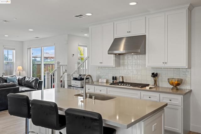 2810 Telegraph Blvd, Marina CA: https://media.crmls.org/mediaz/dd7e26dc-d45f-465f-8af0-da382041f88d.jpg