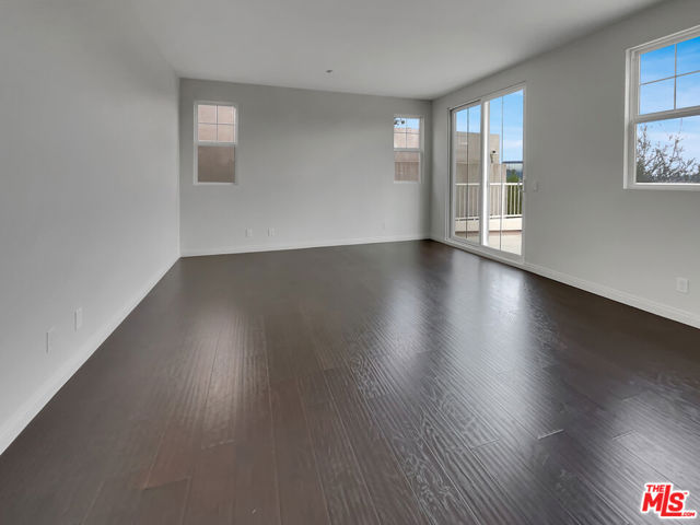 5692 Como Circle, Woodland Hills CA: https://media.crmls.org/mediaz/dd7f4cc6-7325-4138-9d93-8e274fc9f80a.jpg