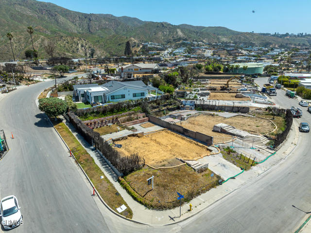 18449 Kingsport Drive, Malibu CA: https://media.crmls.org/mediaz/dd7f9f98-172a-44d1-85d0-27329cf34352.jpg