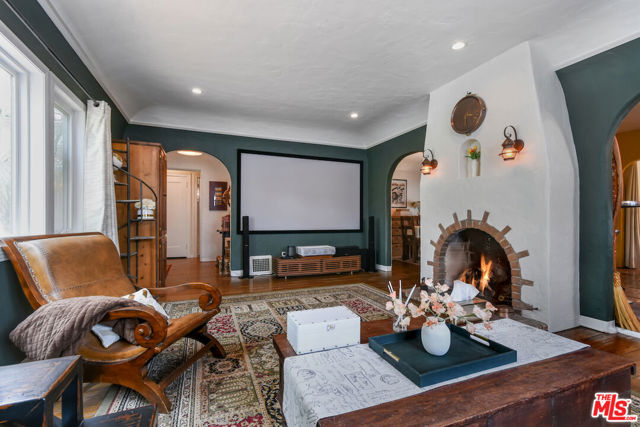 10344 Woodbridge Street, Toluca Lake CA: https://media.crmls.org/mediaz/dd807305-d5bd-4be0-b57f-0491f4b8cd7f.jpg