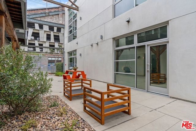 527 Molino Street, Los Angeles CA: https://media.crmls.org/mediaz/dd8196b4-3635-4245-a27b-46bacb581ef4.jpg