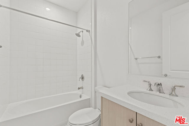20723 W Deer Grass Court, Porter Ranch CA: https://media.crmls.org/mediaz/dd81b1a5-9756-4e71-a5eb-beda33cff9c3.jpg