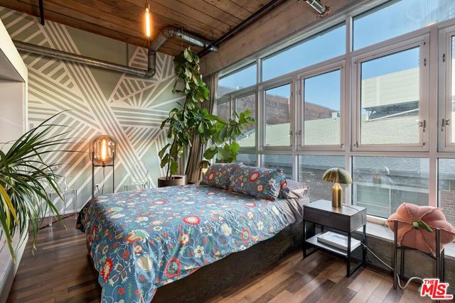 530 S Hewitt Street, Los Angeles CA: https://media.crmls.org/mediaz/dd82bf96-35b9-48d4-8cbb-b096175b0e73.jpg