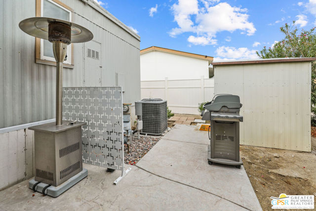 17555 Corkill Rd, Desert Hot Springs CA: https://media.crmls.org/mediaz/dd82c556-e265-4a8a-91e2-9bae797be73f.jpg