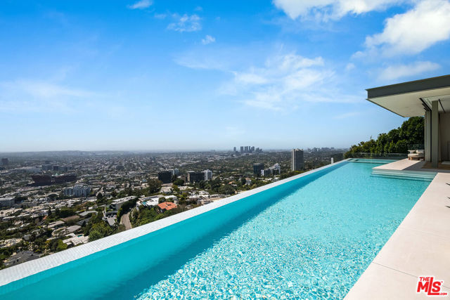 9016 Thrasher Avenue, Los Angeles CA: https://media.crmls.org/mediaz/dd82c8c1-410e-4438-a31c-1d196f1fd5d4.jpg