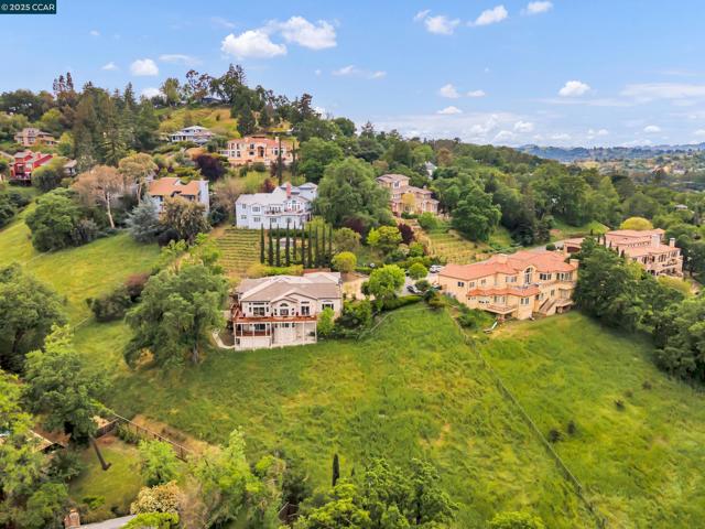 628 Sugarloaf Ct, Walnut Creek CA: https://media.crmls.org/mediaz/dd83304f-9706-4ab1-8e48-2b028db560a1.jpg