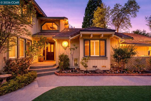 951 Redwood Dr, Danville CA: https://media.crmls.org/mediaz/dd833e7d-4cff-42e1-b541-8fdfec14ca50.jpg