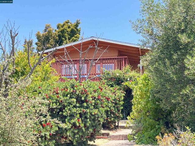 7618 Sunkist Dr, Oakland CA: https://media.crmls.org/mediaz/dd848f63-ecee-41dd-a7c4-c0706d8efe88.jpg