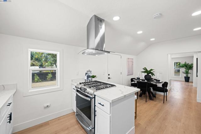 1038 Division St, Pleasanton CA: https://media.crmls.org/mediaz/dd8630bd-f3a8-43cf-97c5-05bbbebbe4ed.jpg