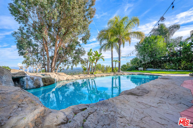 6024 Woodland View Drive, Woodland Hills CA: https://media.crmls.org/mediaz/dd87d296-be80-4e9b-9e8d-bdcd89a096e7.jpg