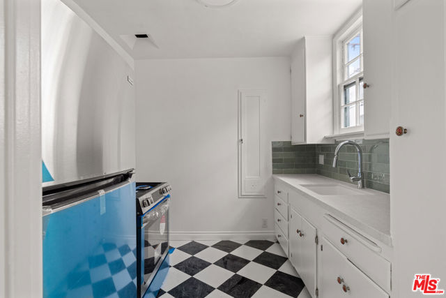 148 S Mccarty Drive, Beverly Hills CA: https://media.crmls.org/mediaz/dd87d47e-1a6d-4f0f-b661-7e47b4c4213c.jpg