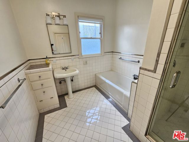 441 1/2 S Palm Drive, Beverly Hills CA: https://media.crmls.org/mediaz/dd887109-3651-4e31-831a-07b7dfe5a2e2.jpg