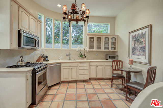 2880 NICHOLS CANYON Road, Los Angeles CA: https://media.crmls.org/mediaz/dd89015b-8945-47d6-a70d-564db05396fa.jpg