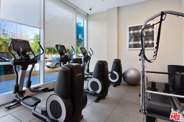 1705 Ocean Avenue, Santa Monica CA: https://media.crmls.org/mediaz/dd89509b-aa05-4875-94c9-b82e05be8a9d.jpg