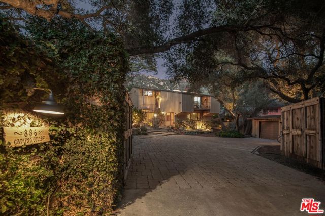 886 Camino Colibri, Calabasas CA: https://media.crmls.org/mediaz/dd89c499-d7f9-411d-a54d-306b22d0c669.jpg