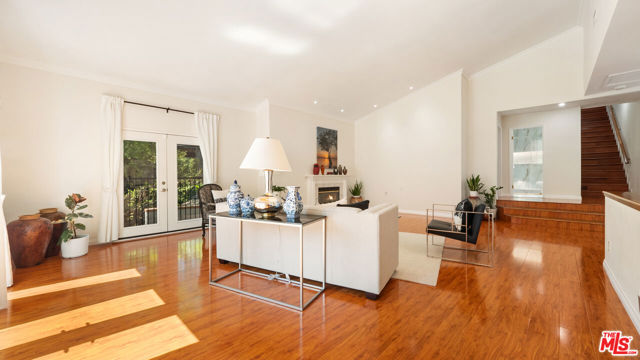 2655 Saxon Drive, Los Angeles CA: https://media.crmls.org/mediaz/dd8b8b84-16a9-4f48-b7eb-958810a9e634.jpg