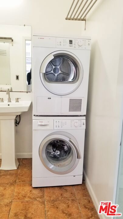 215 W 7th Street, Los Angeles CA: https://media.crmls.org/mediaz/dd8c2bdb-deb9-4a6a-a5d5-5a6ad17e49e0.jpg
