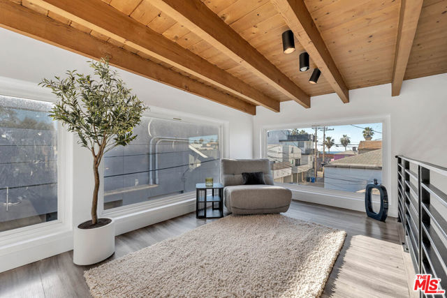 24 20th Avenue, Venice CA: https://media.crmls.org/mediaz/dd8c356b-964f-4f39-a109-801db016e1ea.jpg