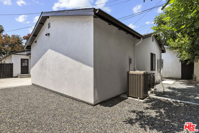 2700 S Palm Grove Avenue, Los Angeles CA: https://media.crmls.org/mediaz/dd8d9ad7-443f-45b6-920a-e3247f34942d.jpg