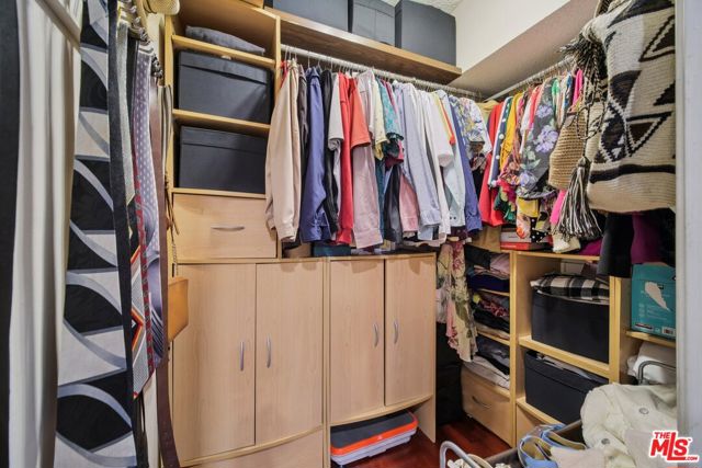 9520 Via Tivoli, Burbank CA: https://media.crmls.org/mediaz/dd8dd105-b87b-4082-be81-86998eeb11d0.jpg