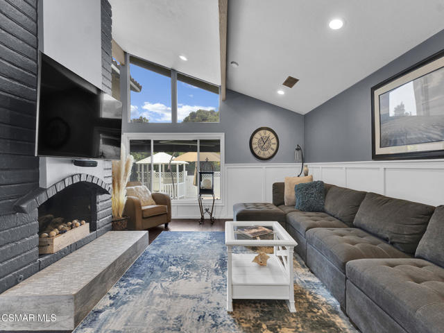 2026 Bridgegate Court, Westlake Village CA: https://media.crmls.org/mediaz/dd8e0e86-5a90-4d55-ba7f-bd5ae6a9e9d7.jpg